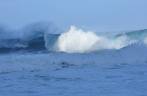 Mar violento e grandes ondas na Kalalau Beach, na Na'Pali Coast, costa norte de Kauai, no Havaí
